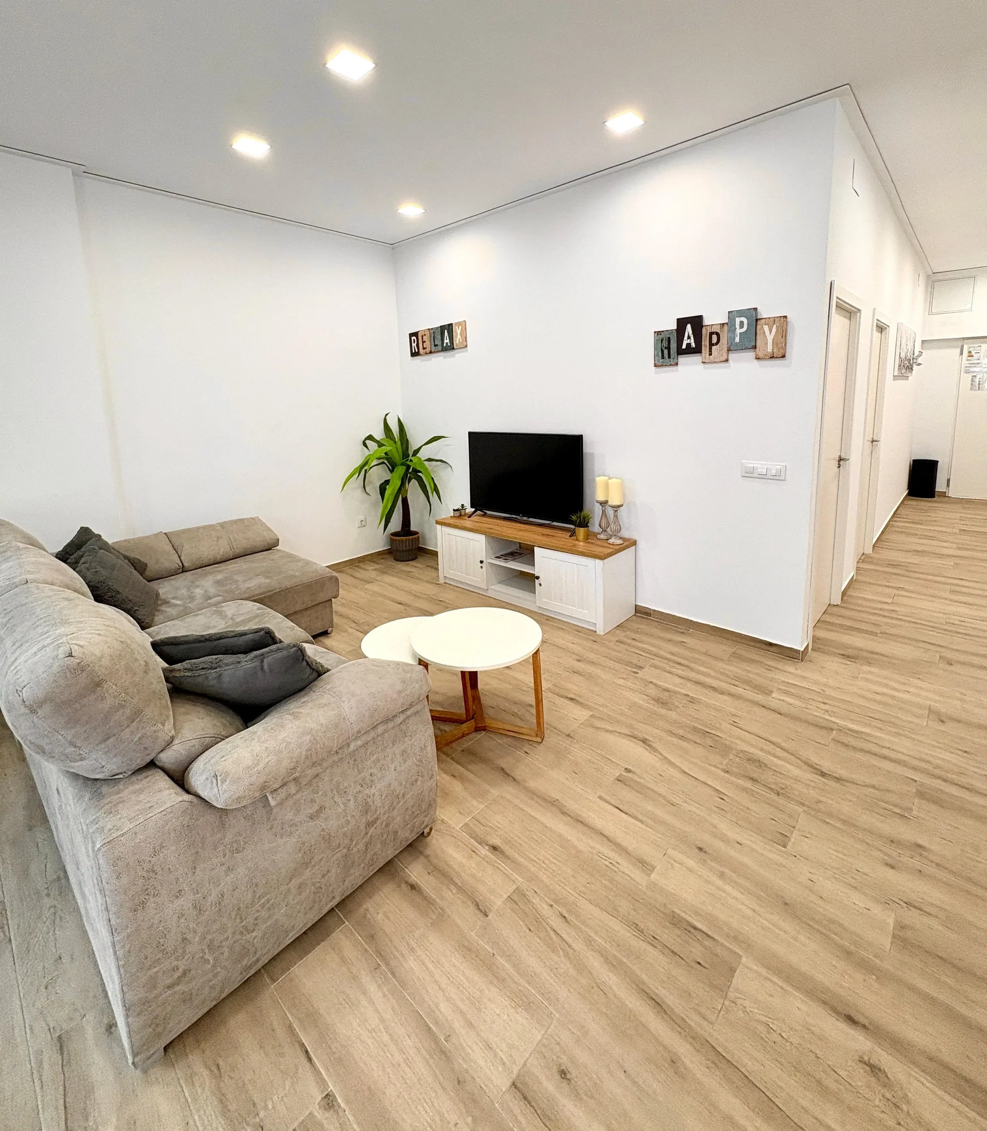 Baño de diseño con mueble de madera natural, ducha y azulejos verde mármol — Vivienda Lope de Vega Gandía