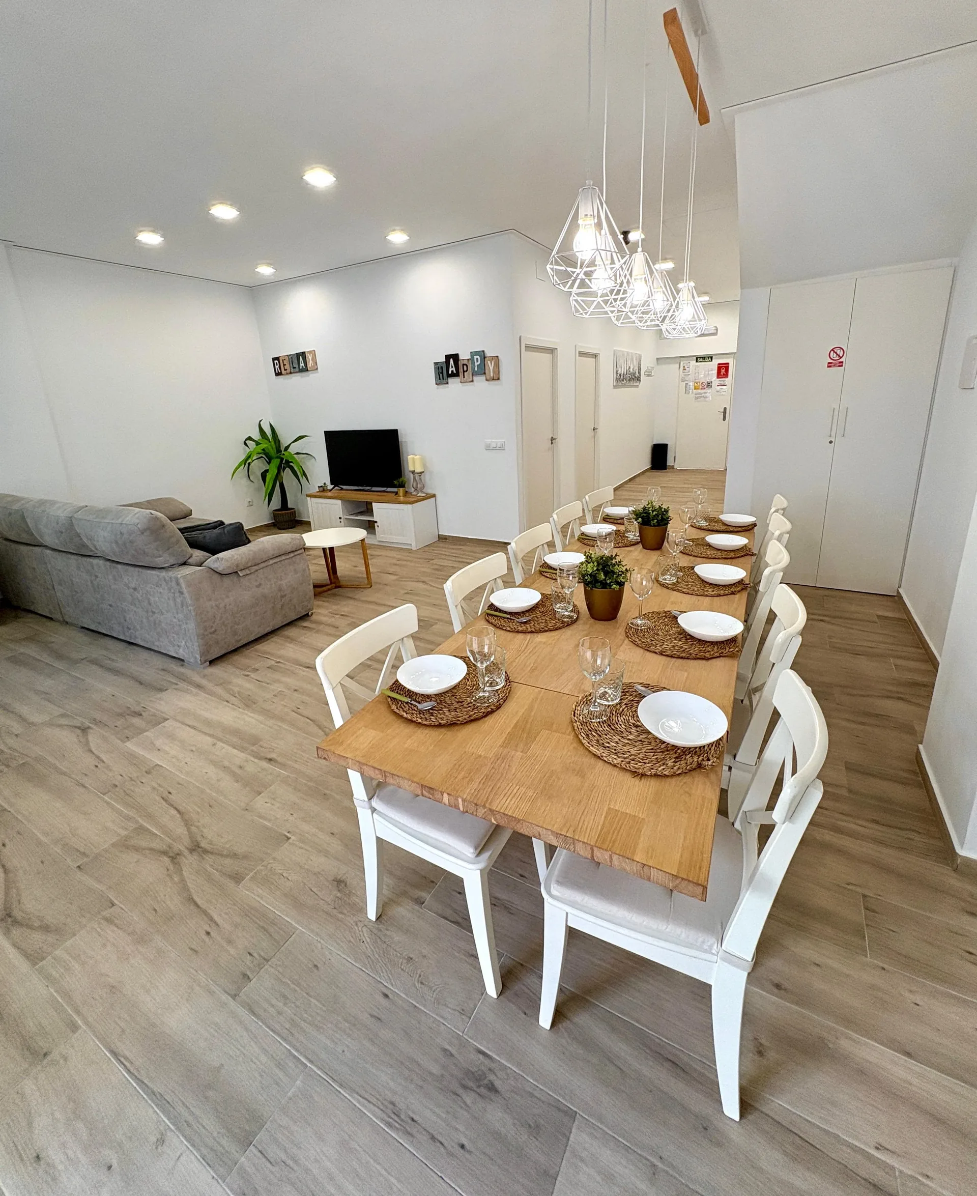 Baño completo con ducha de obra y mueble de madera natural — Vivienda Lope de Vega Gandía