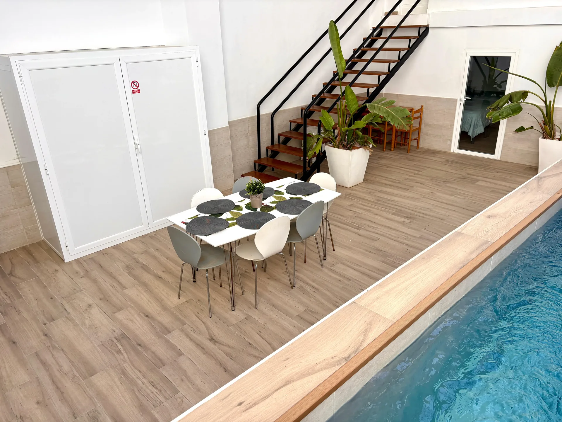 Salón amplio con gran sofá blanco, TV y cocina americana al fondo — Vivienda Lope de Vega Gandía