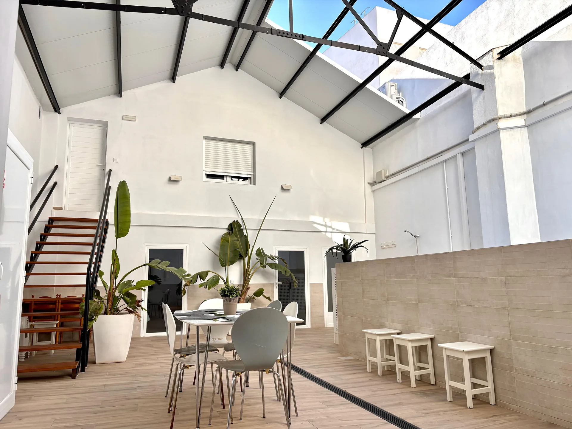 Cocina americana blanca con lavavajillas, horno, nevera grande y extractor — Vivienda Lope de Vega Gandía