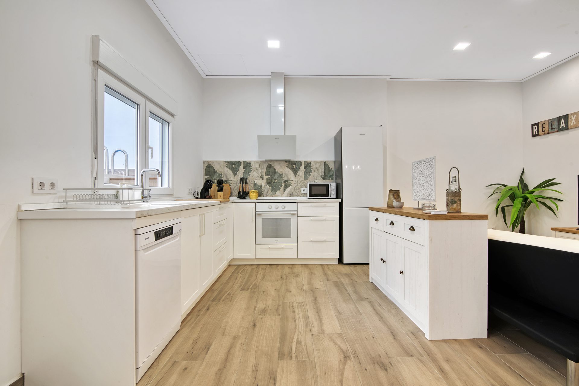 Cocina americana moderna completamente equipada con lavavajillas y horno