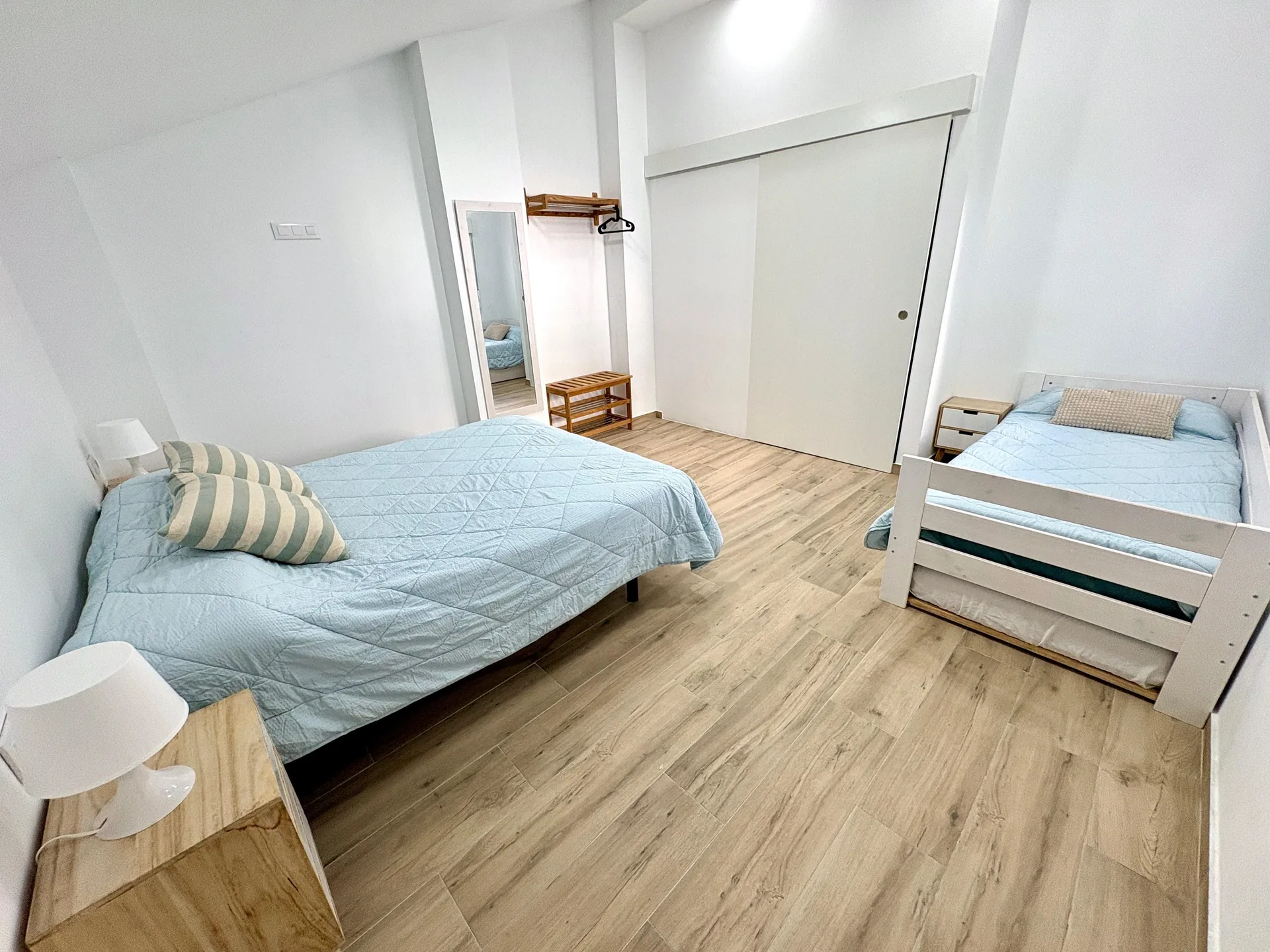 Cocina americana totalmente equipada desde otro ángulo con letrero RELAX — Vivienda Lope de Vega Gandía