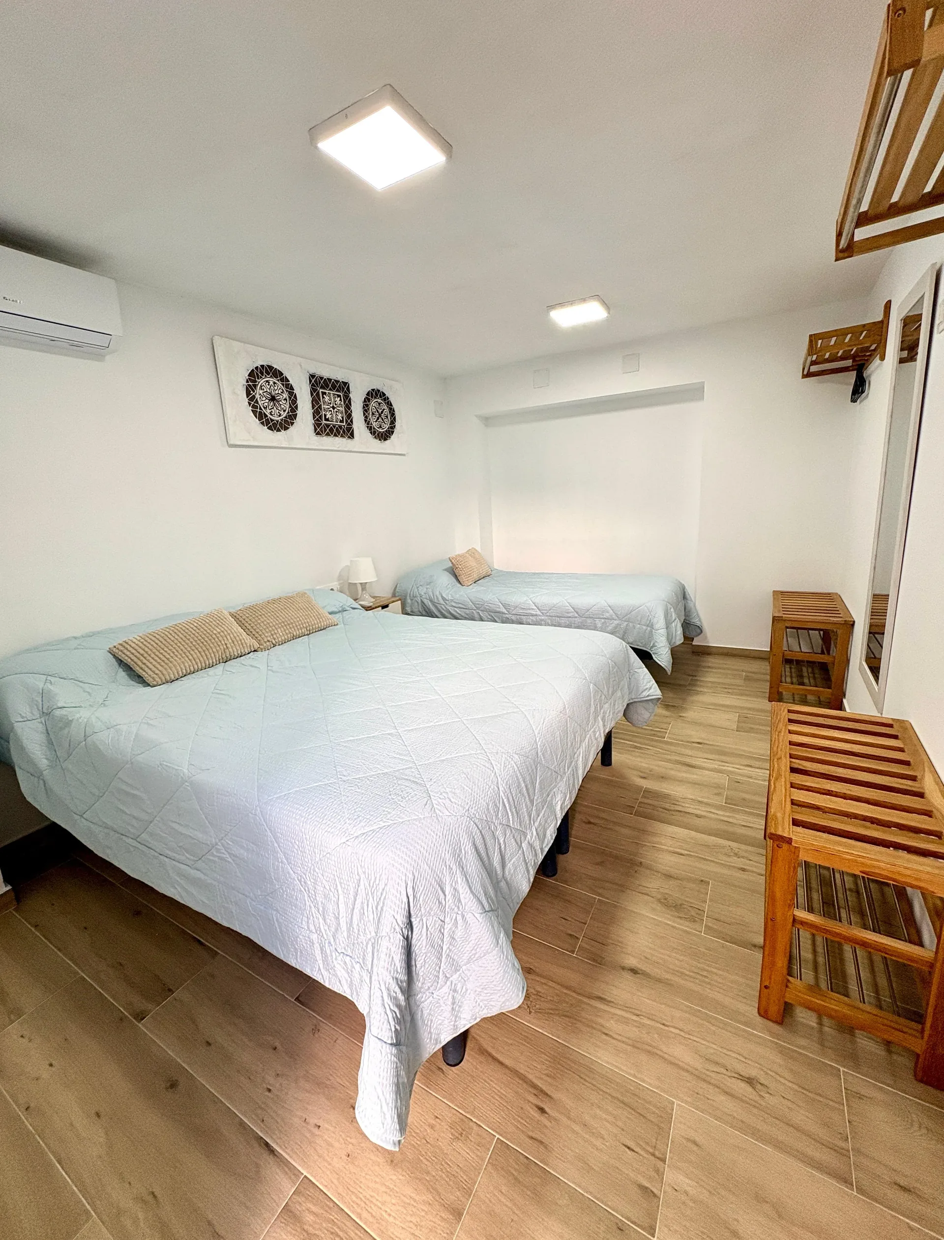 Cocina con lavavajillas, placa de inducción y horno desde el lateral — Vivienda Lope de Vega Gandía