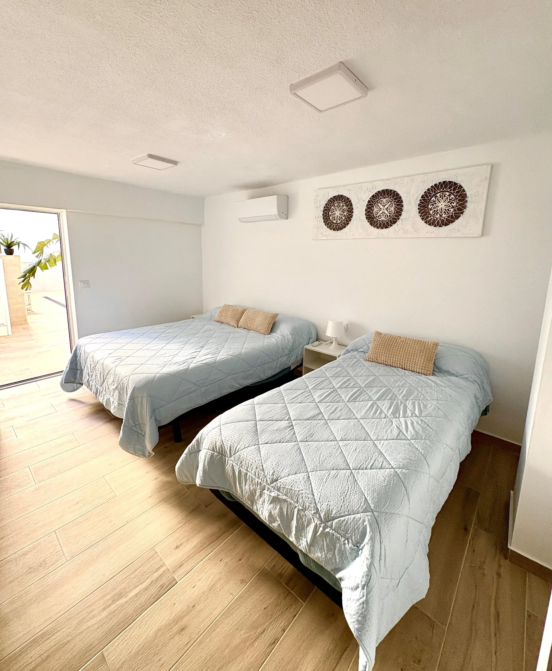Habitación con cama de 150 cm y cama de 90 cm, aire acondicionado — Vivienda Lope de Vega Gandía