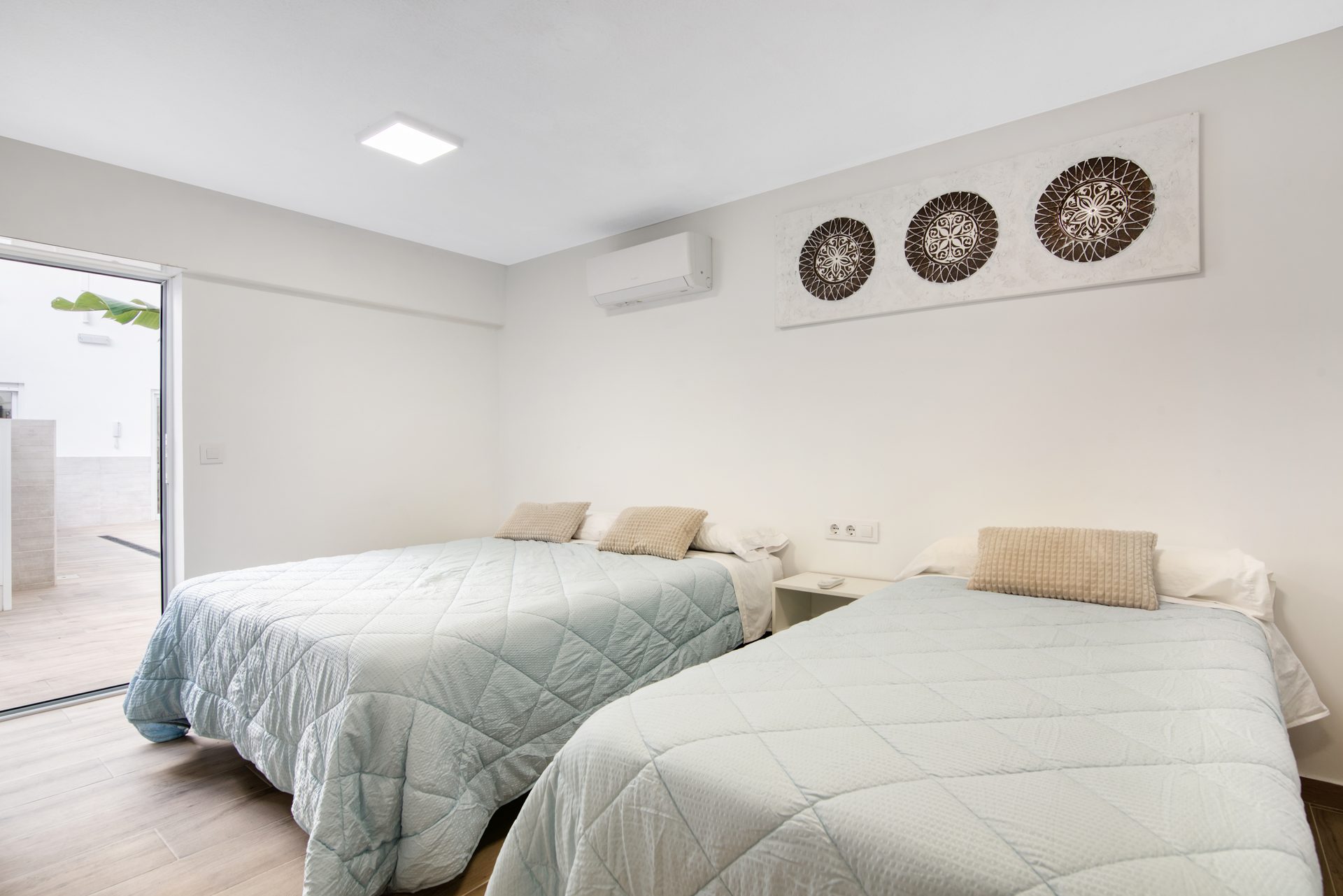 Habitación con acceso a patio exterior y aire acondicionado