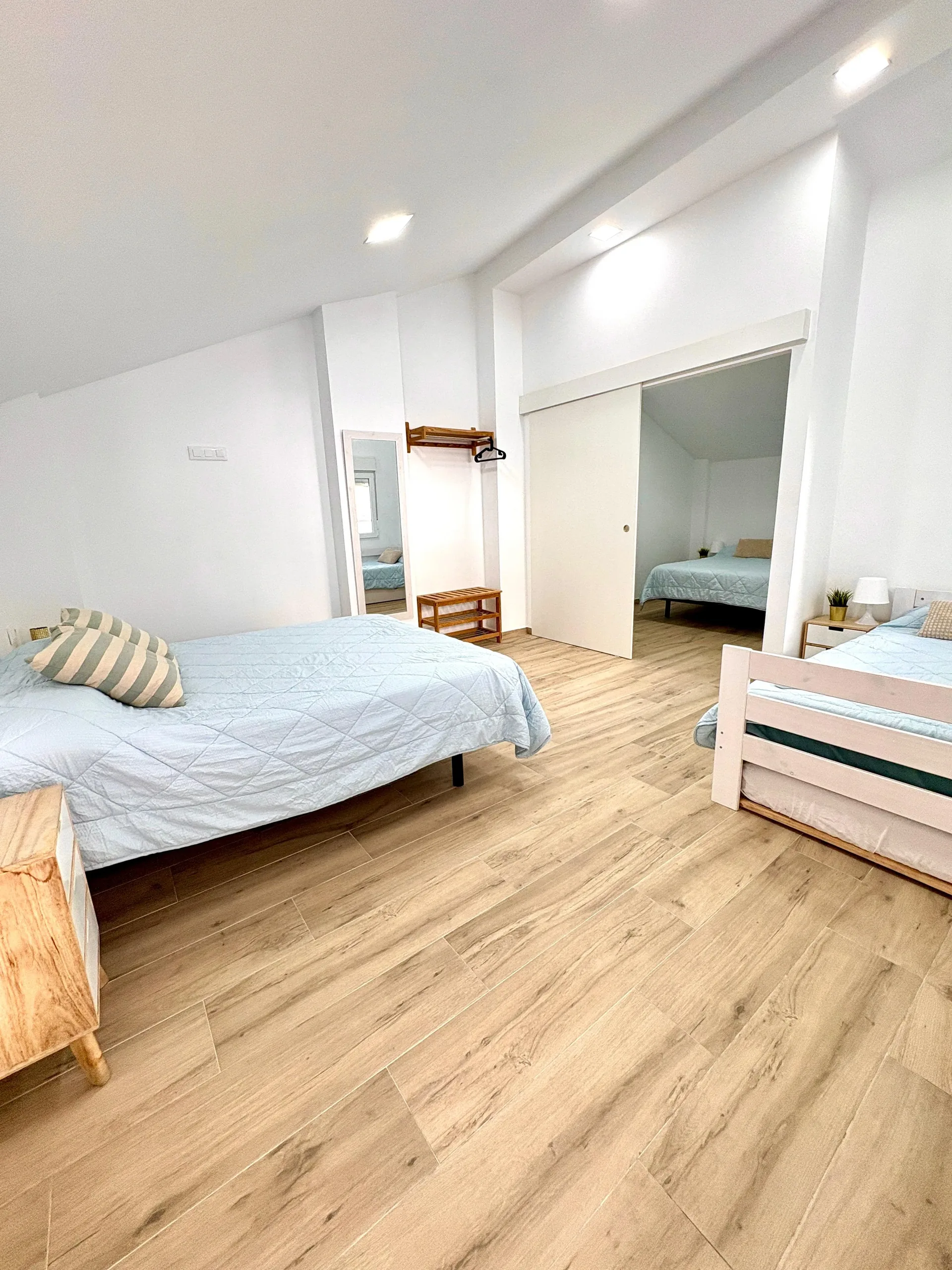 Habitación con dos camas y acceso directo al patio interior con piscina — Vivienda Lope de Vega Gandía
