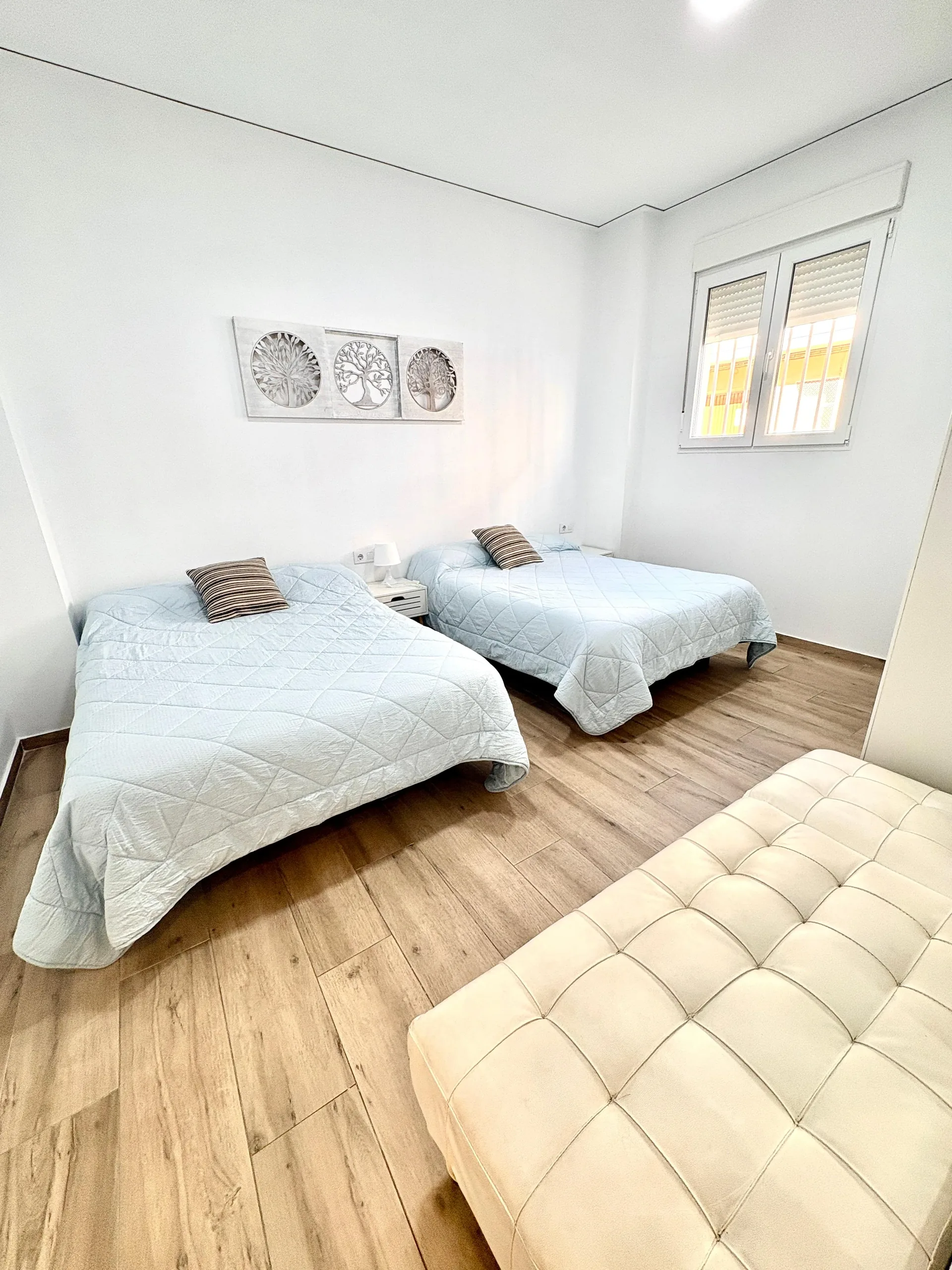 Habitación con cama de matrimonio y acceso al patio con piscina climatizada — Vivienda Lope de Vega Gandía