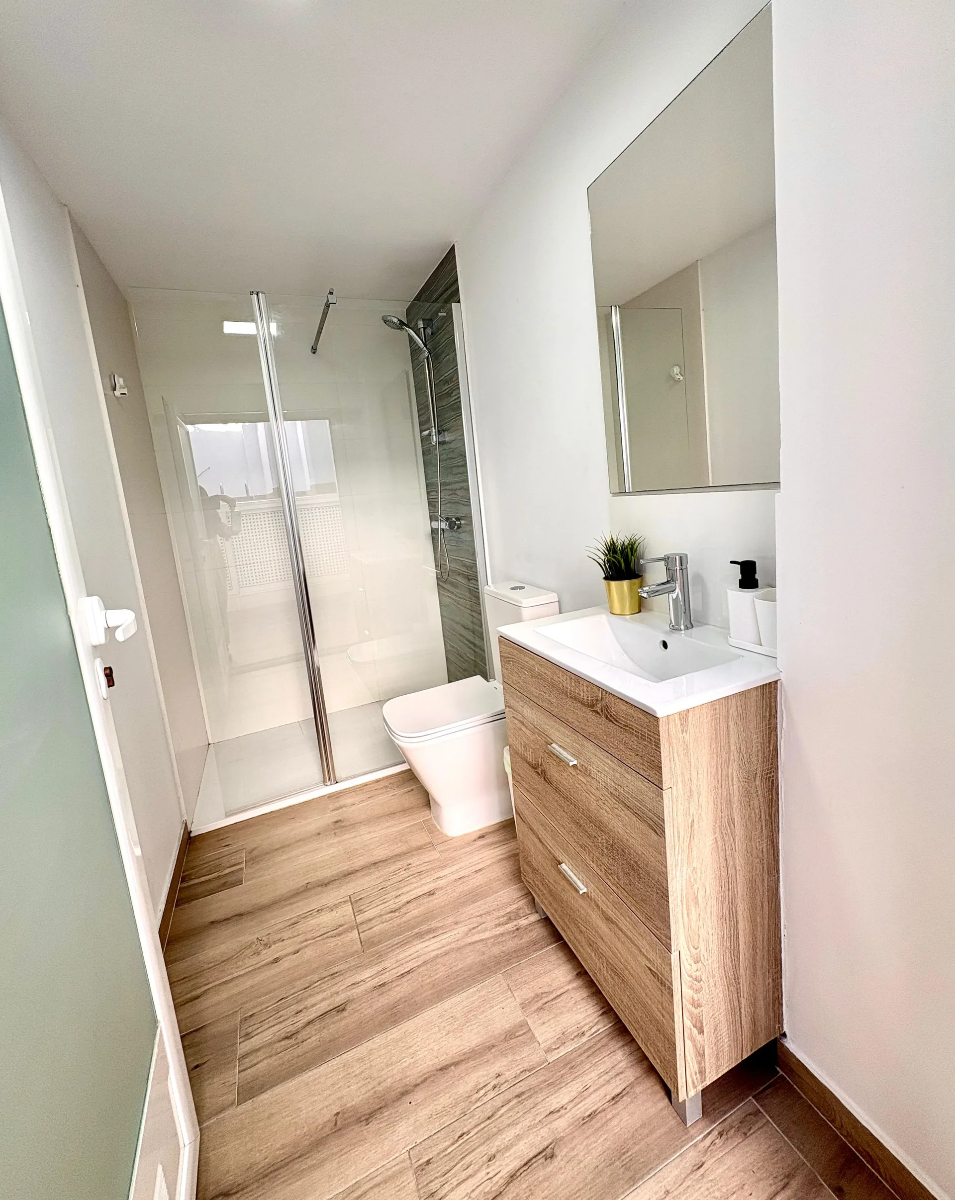 Habitación doble con dos camas, aire acondicionado y decoración círculos — Vivienda Lope de Vega Gandía