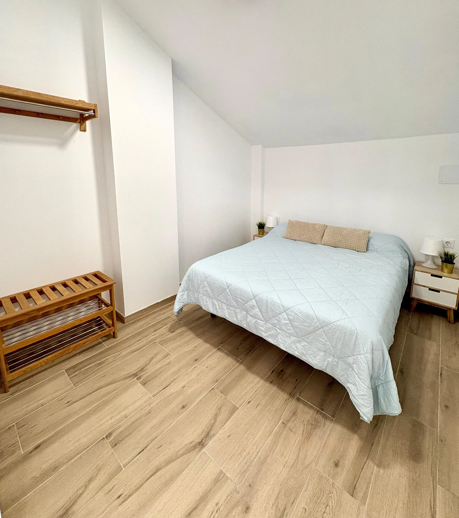 Zona interior del patio con lucernario y mesa de estar — Vivienda Lope de Vega Gandía