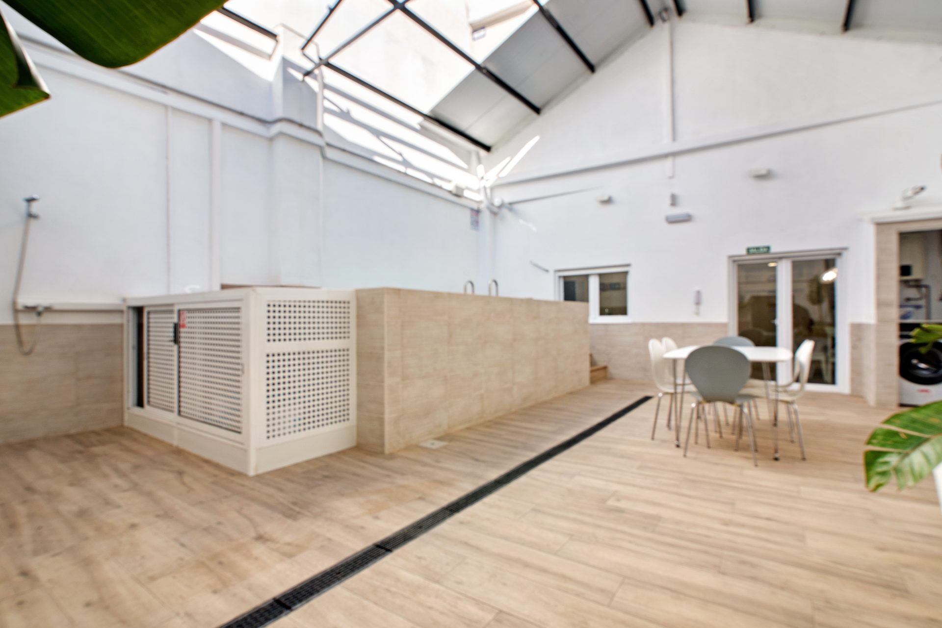 Zona de piscina climatizada con lucernario — Casa Lope de Vega Gandía