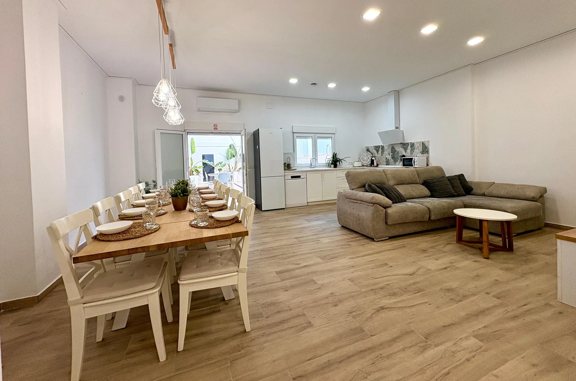 Patio interior cubierto con lucernario y zona de piscina climatizada — Vivienda Lope de Vega Gandía