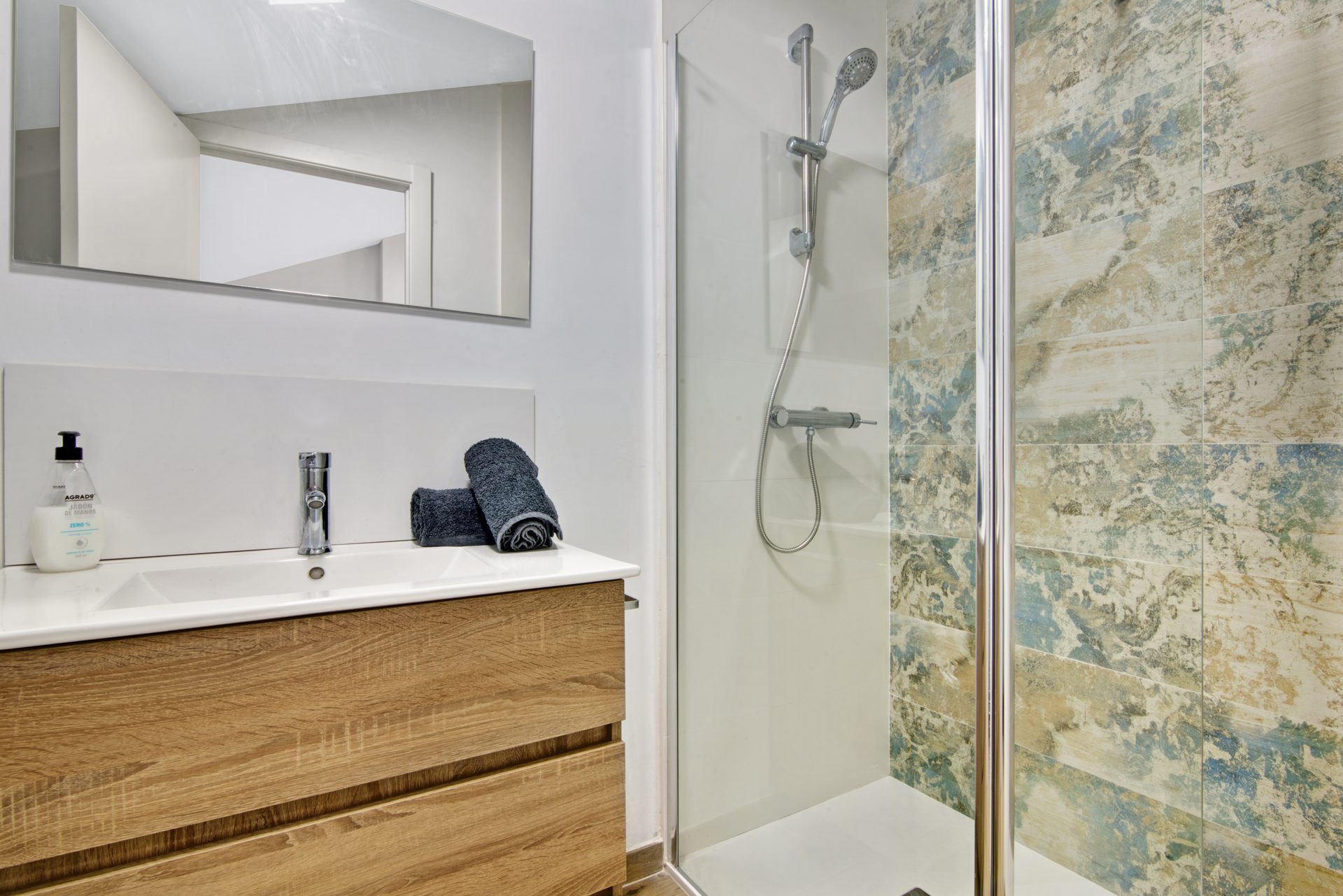 Segundo baño con azulejos artísticos y ducha