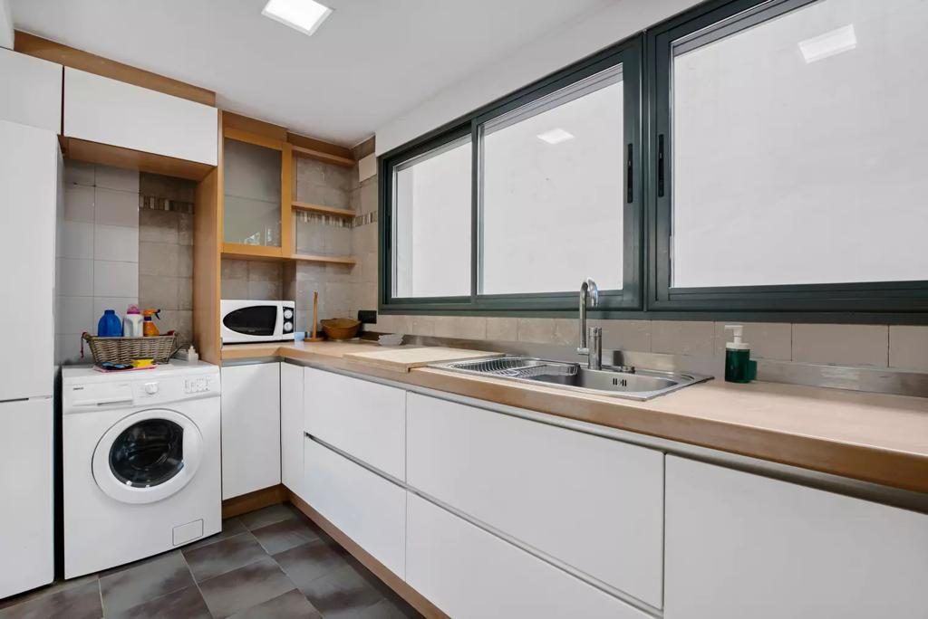 Zona de lavadora y electrodomésticos de cocina