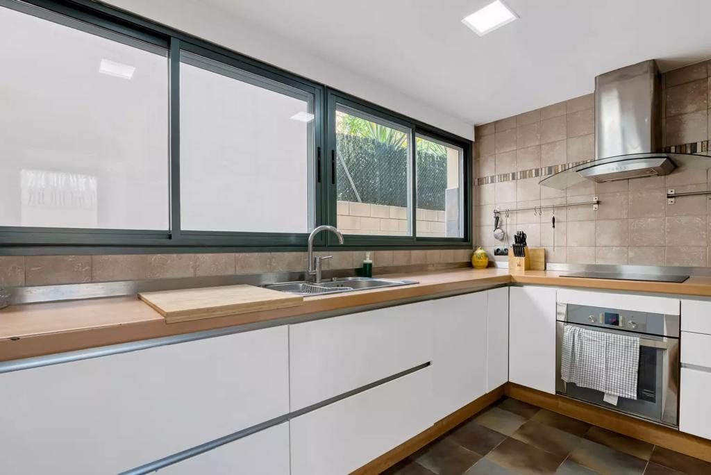 Cocina totalmente equipada con inducción, horno y extractor