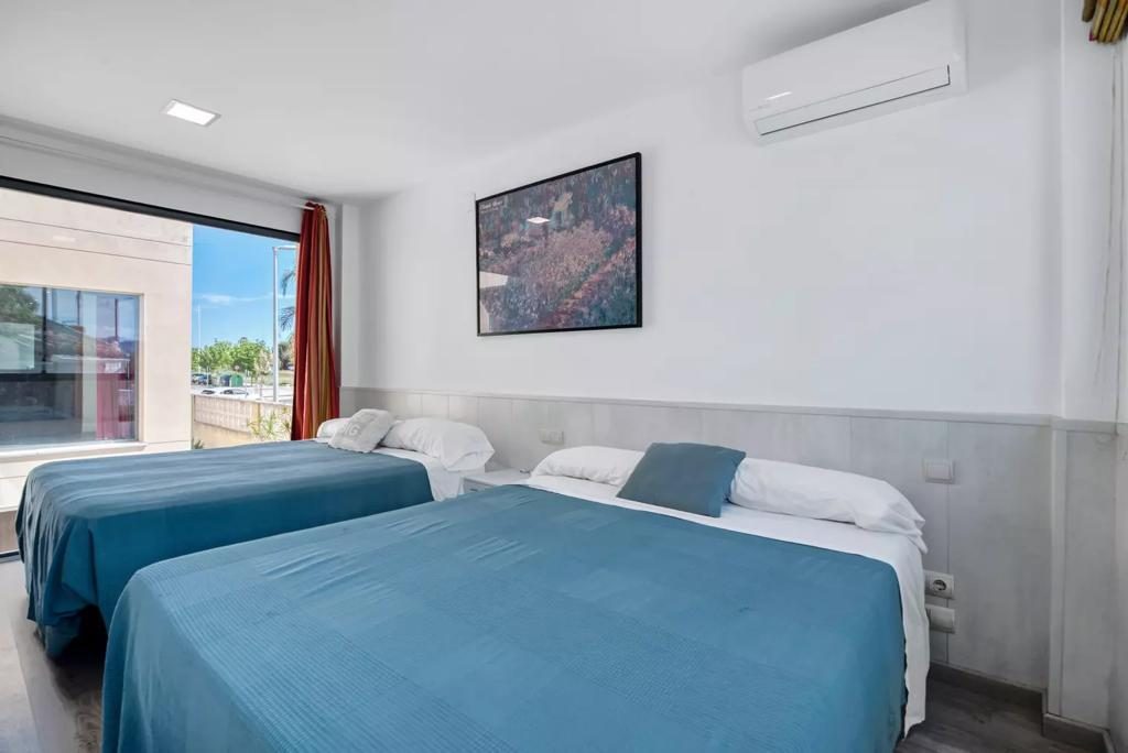 Habitación con dos camas y aire acondicionado