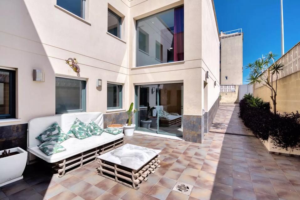 Exterior chalet Treviso Gandía — terraza y acceso