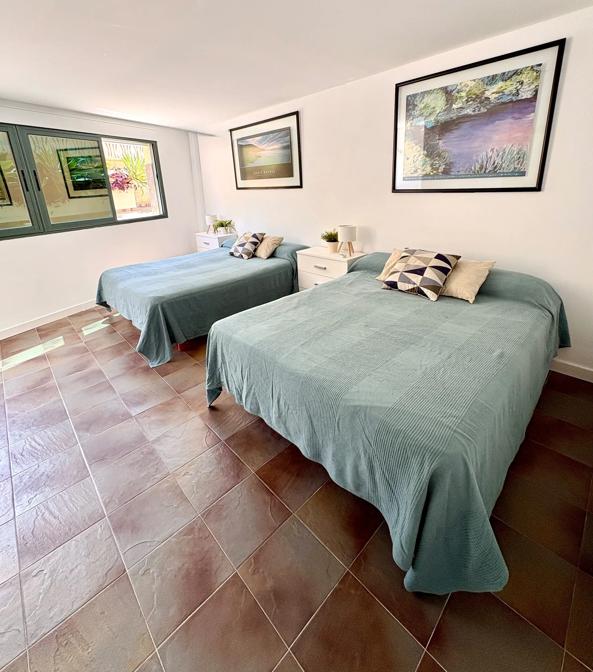 Pasillo planta alta con gran ventanal y vistas a las montañas — Chalet Treviso Gandía