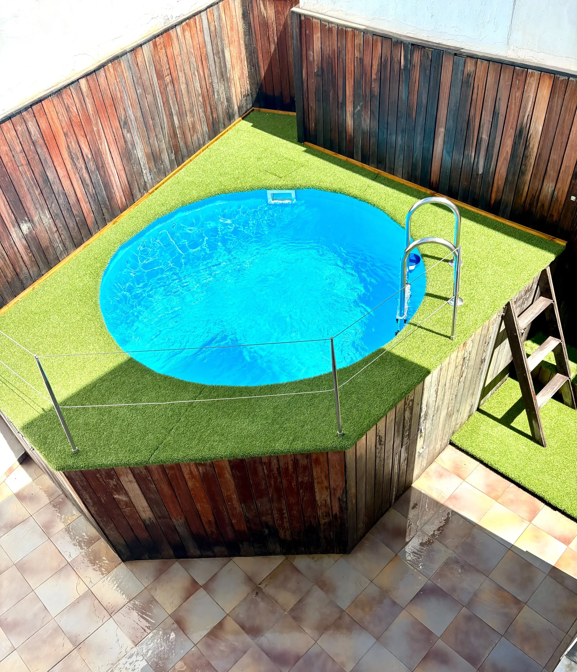 Salón con sofás de cuero beige, TV y puerta corredera a terraza — Chalet Treviso Gandía