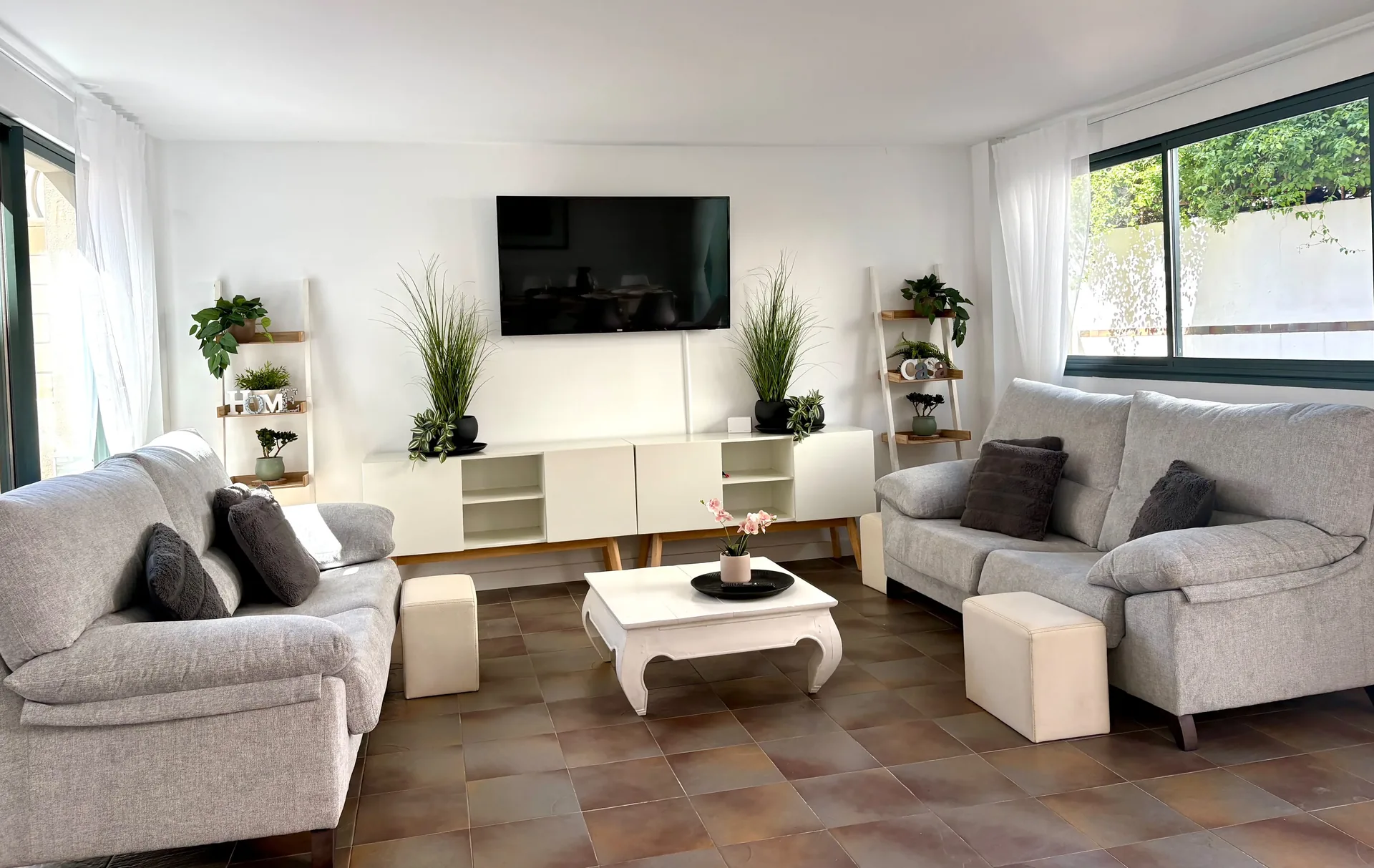 Habitación suite con cama de matrimonio grande y cabecero de madera — Chalet Treviso Gandía