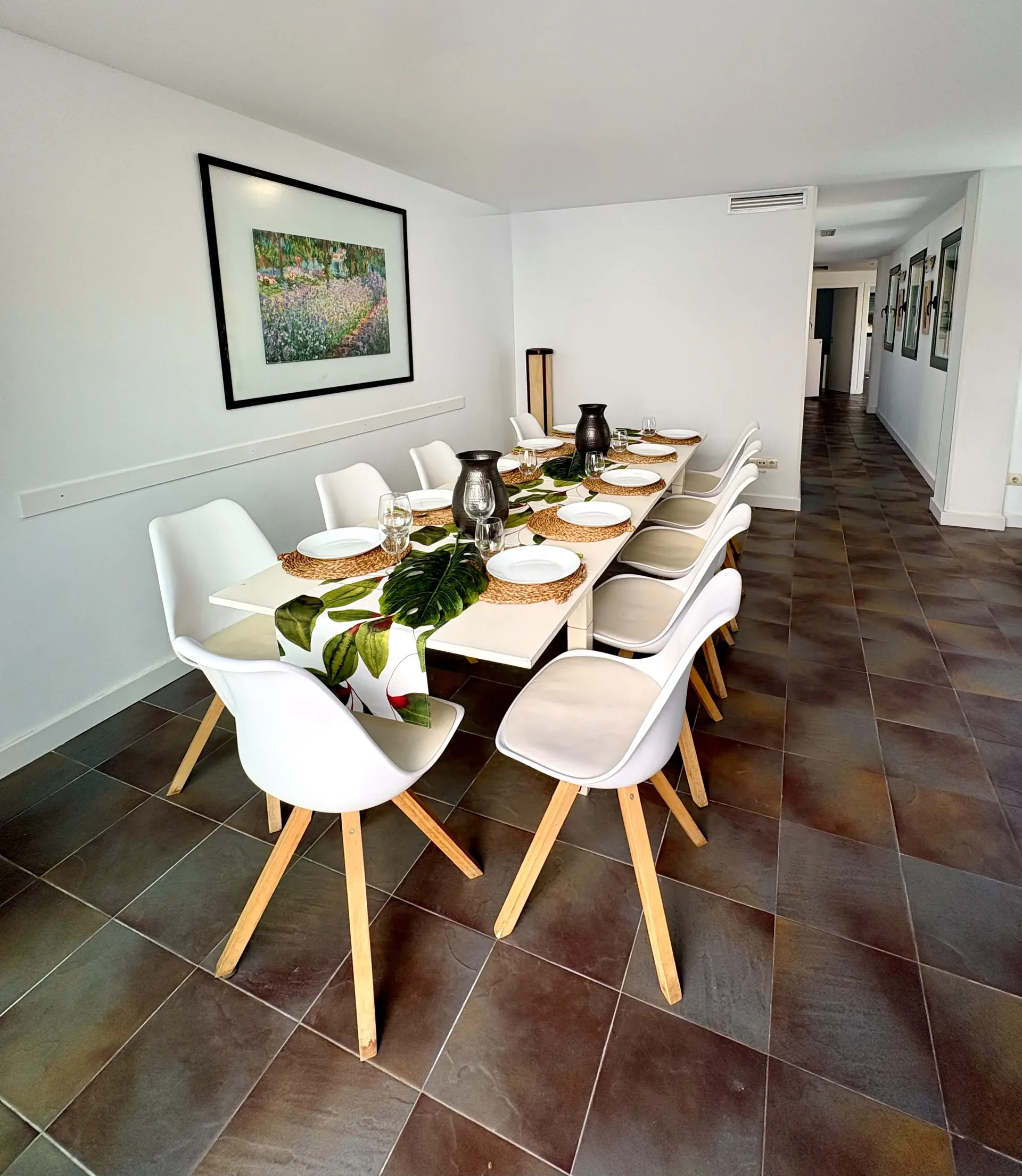 Salón desde otro extremo con mueble TV y estantería tipo escalera — Chalet Treviso Gandía