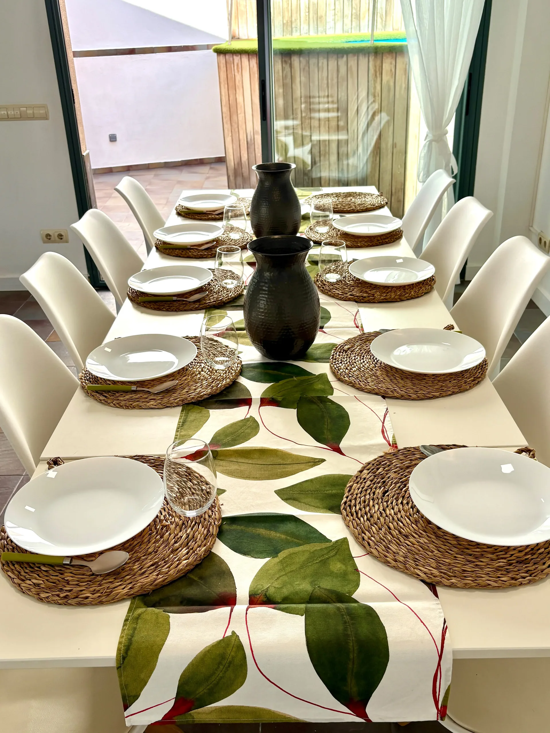 Terraza exterior con sofá de palets, cojines y mesa baja, zona chill-out — Chalet Treviso Gandía