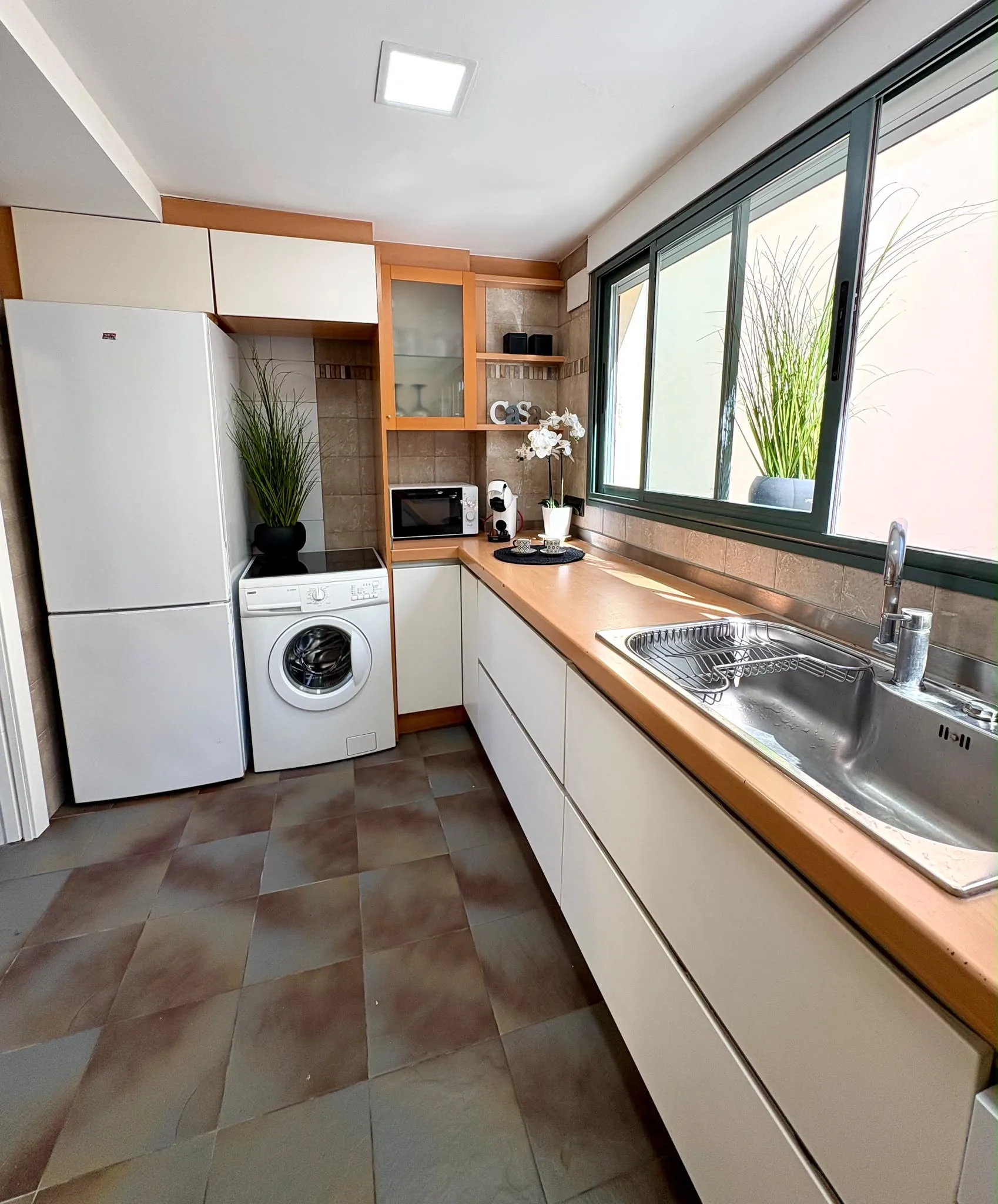 Baño con doble lavabo empotrado en mosaico, ducha cristal y AC — Chalet Treviso Gandía