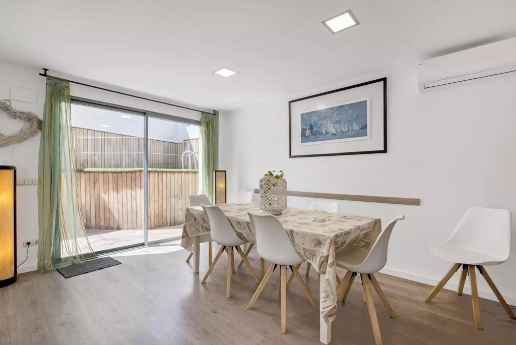 Comedor amplio con mesa para 6 personas y acceso a terraza
