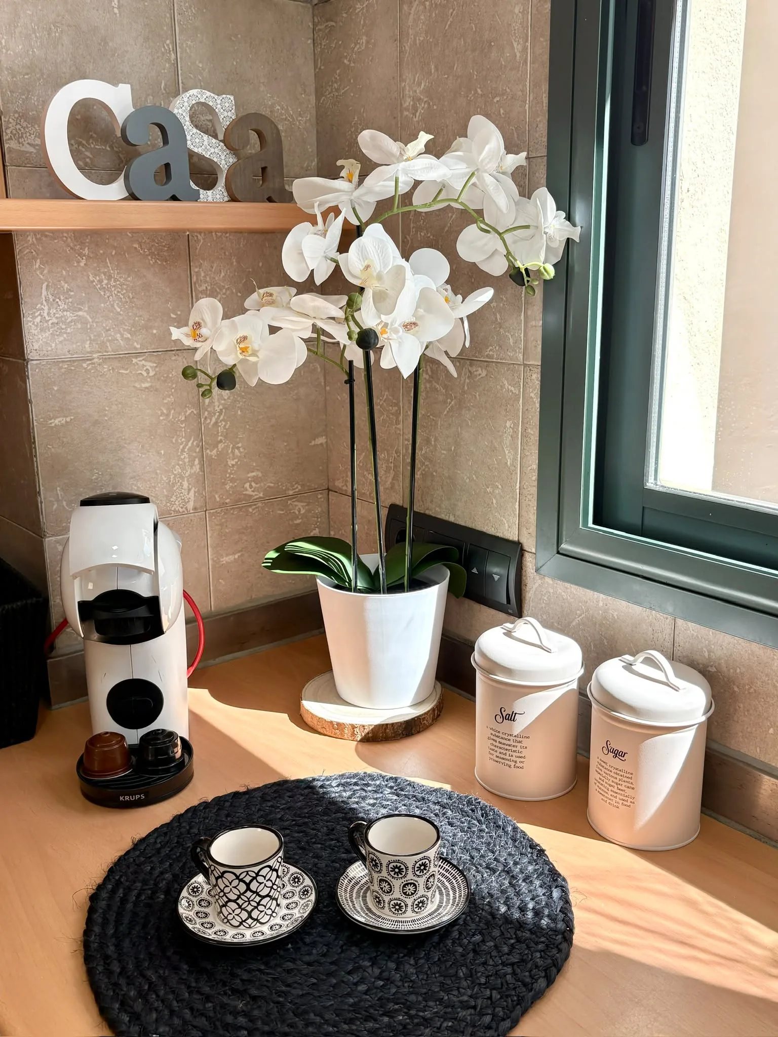 Habitación amplia con dos camas de matrimonio y acceso a terraza — Chalet Treviso Gandía