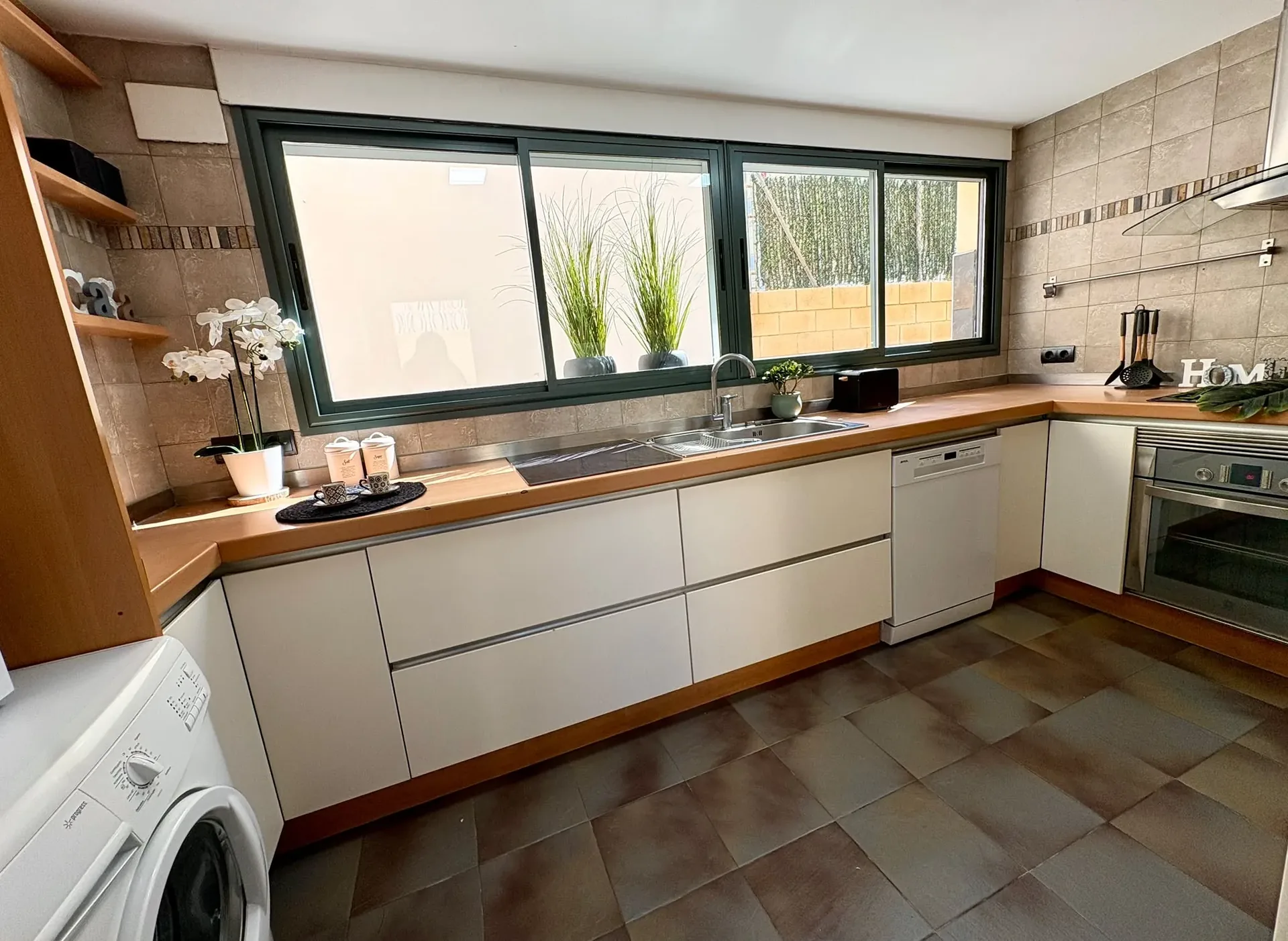 Habitación con dos camas individuales en azul y mesita blanca — Chalet Treviso Gandía