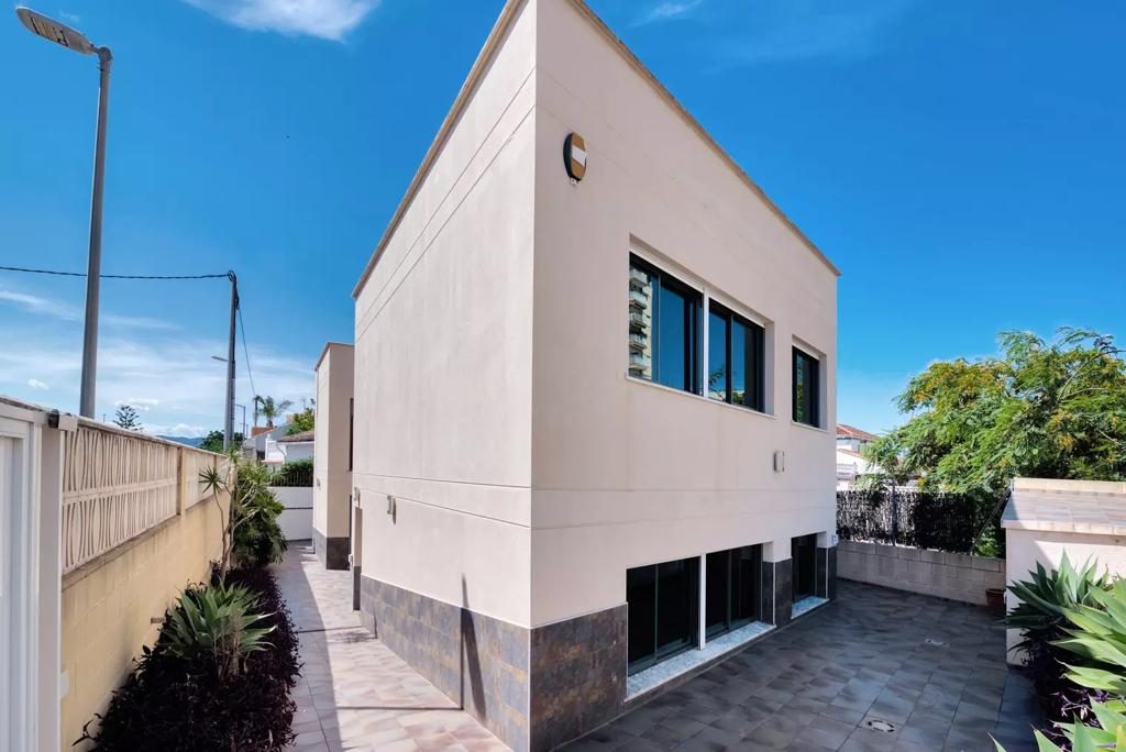 Exterior del chalet Treviso con cielo azul mediterráneo en Gandía