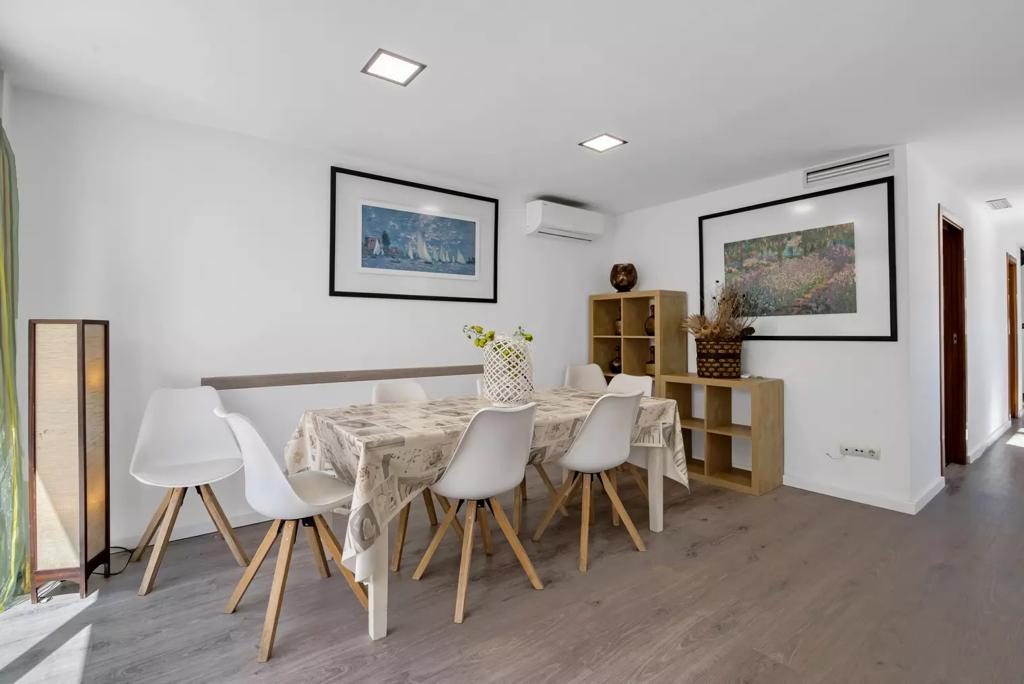 Comedor principal con mesa para 8 personas