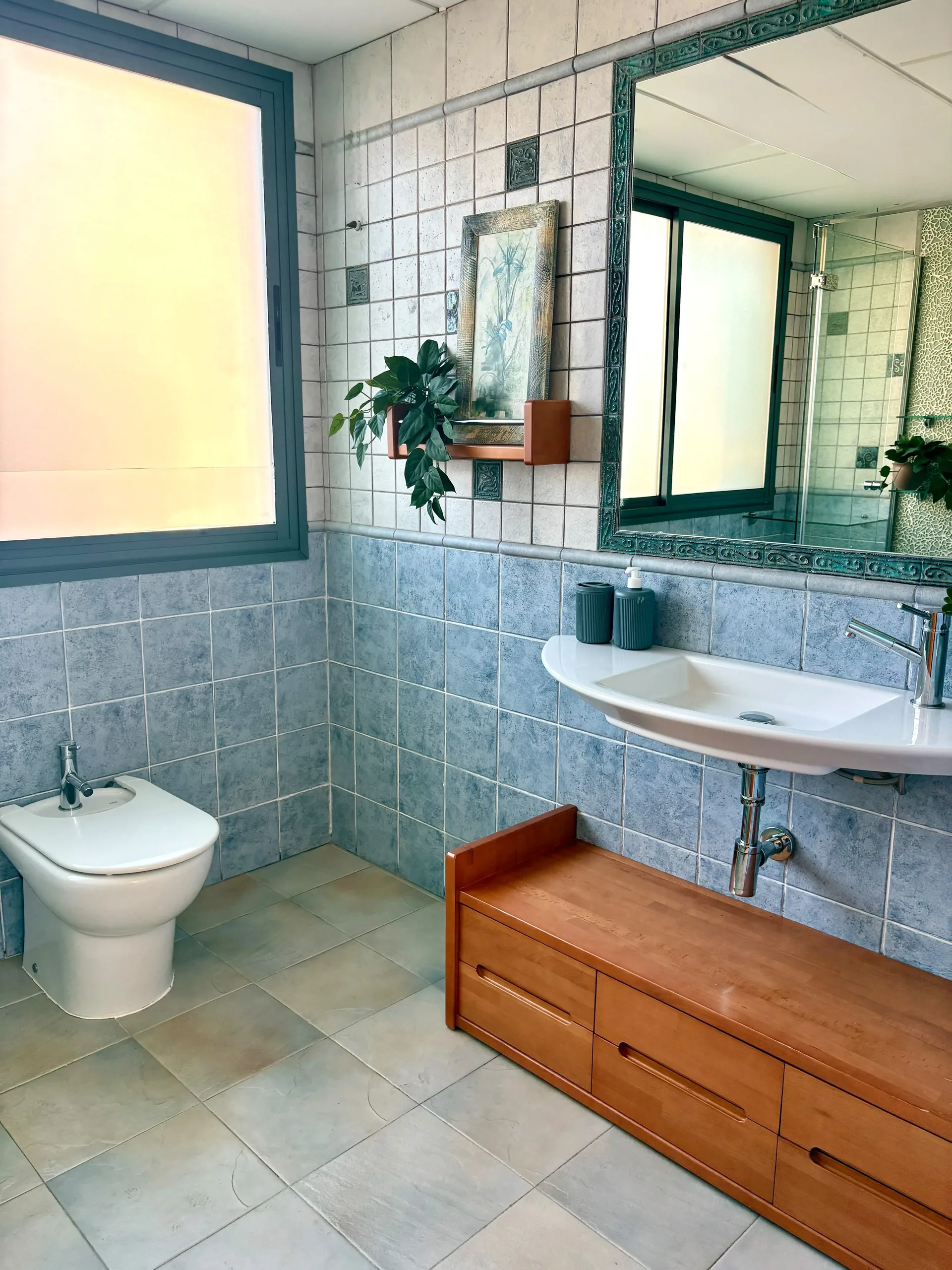 Baño completo con bidé, WC, lavabo y mueble de madera, azulejos azul-gris — Chalet Treviso Gandía