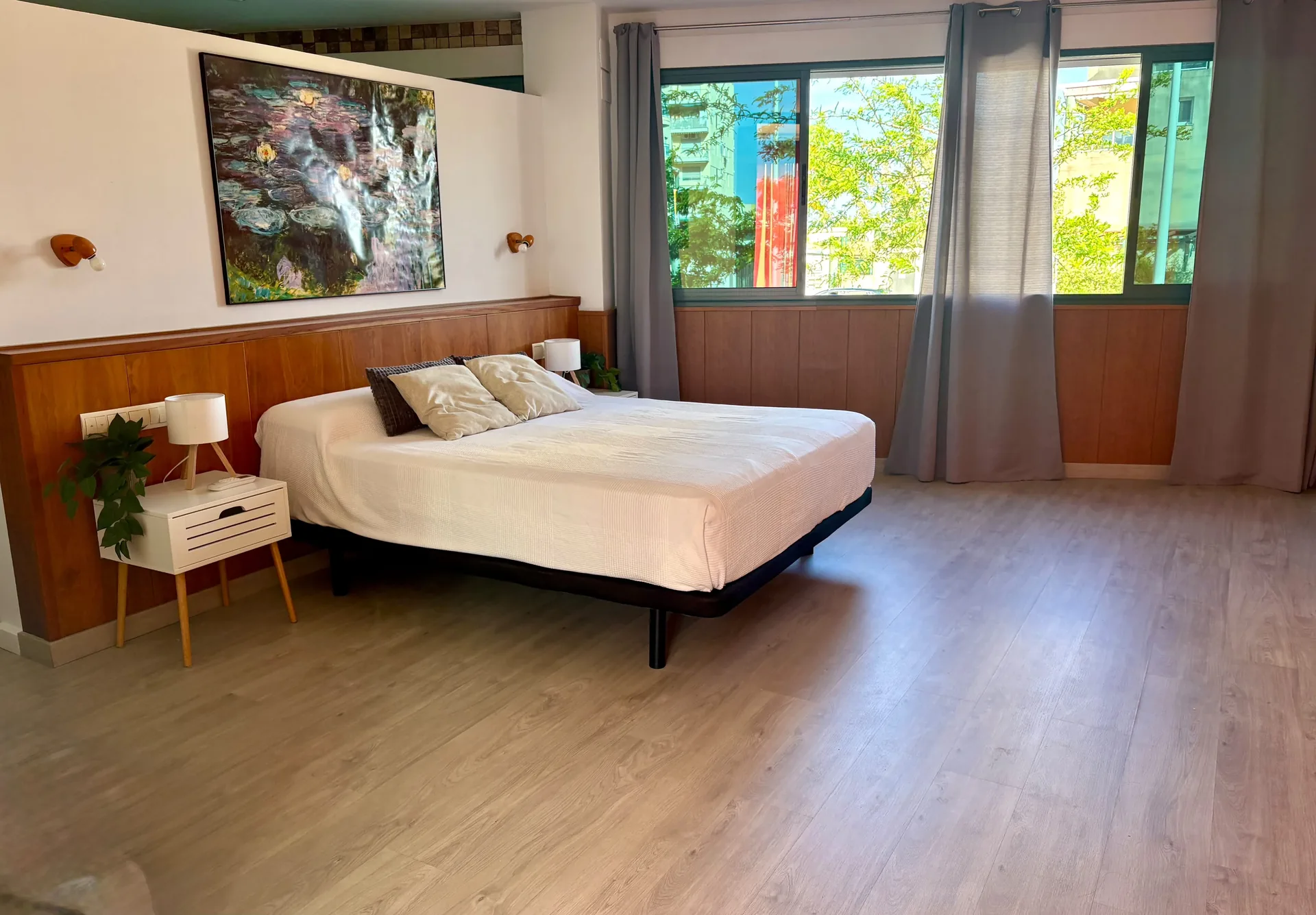 Habitación de matrimonio amplia con cama doble, parquet claro y grandes ventanas al jardín — Chalet Treviso Gandía